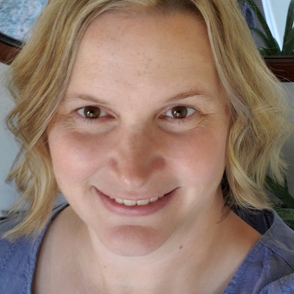 Meet your Posher, Laura - Picture 1 of 2